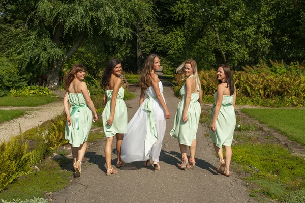 Girls walking in park — Stock Photo, Image