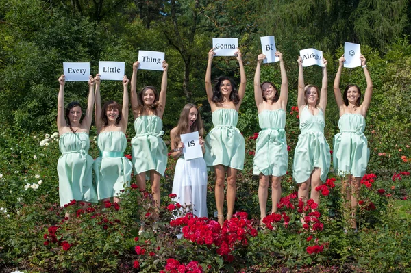 Groep van vrouwelijke modellen in zomer park — Stockfoto