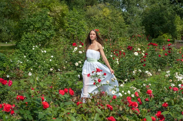 Meisje in zomer park — Stockfoto