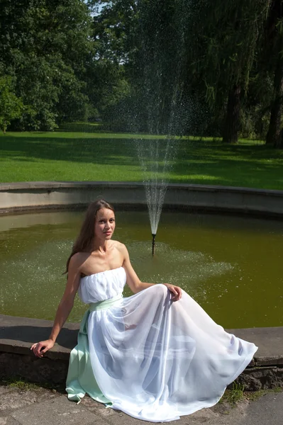Dziewczynka fontanna — Zdjęcie stockowe