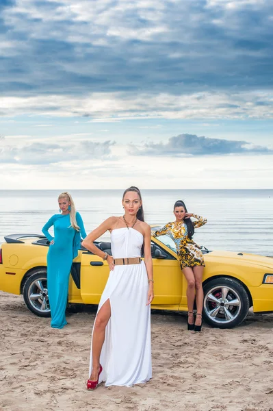 Drie meisjes met sport auto — Stockfoto