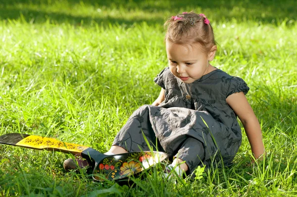 Miúdo bonito brincando com colher — Fotografia de Stock