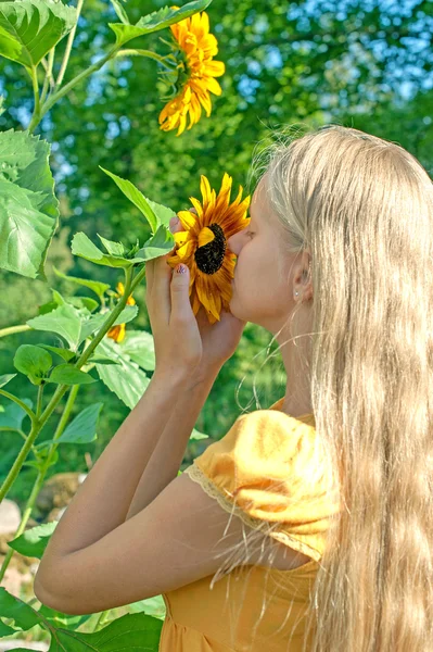 Güneş çiçekleri ile kız — Stok fotoğraf