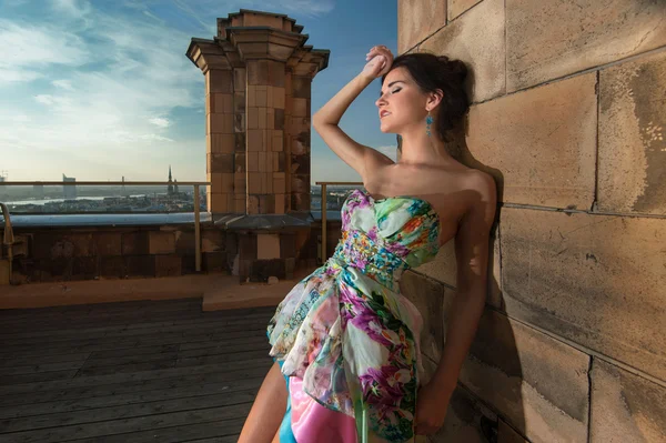 Portrait de mode de jeune belle brune en plein air — Photo