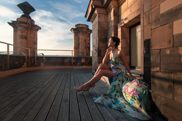 Retrato de moda de joven morena atractiva al aire libre — Foto de Stock