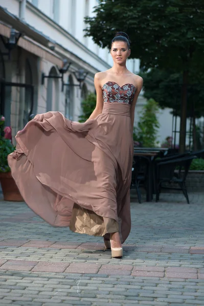 Fille à la mode en robe marron sur une rue de la ville — Photo