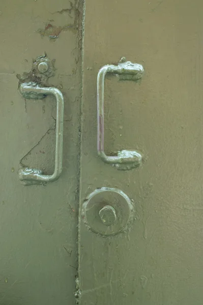 Металлическая дверь крупным планом — стоковое фото