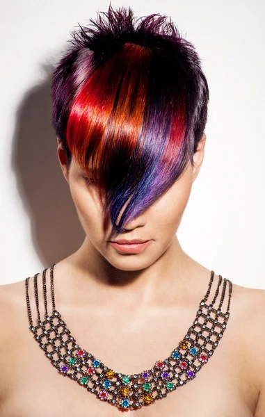 profesyonel saç c boyalı saçlı güzel kız portresi