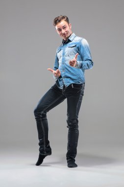 Yakışıklı genç adam.