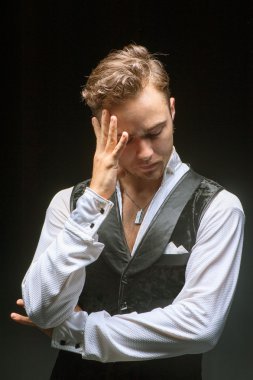 Yakışıklı bir gencin portresi.