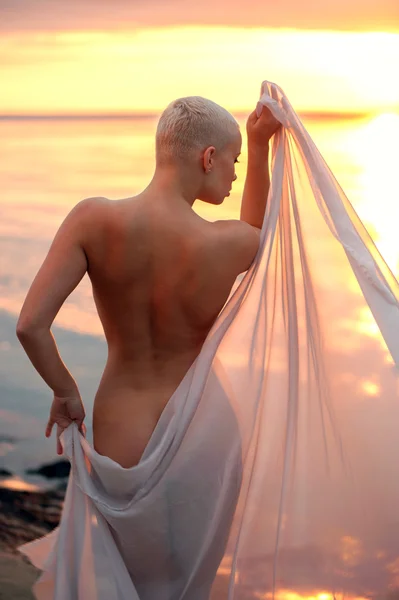 Sahilde çıplak seksi bir kadın — Stok fotoğraf