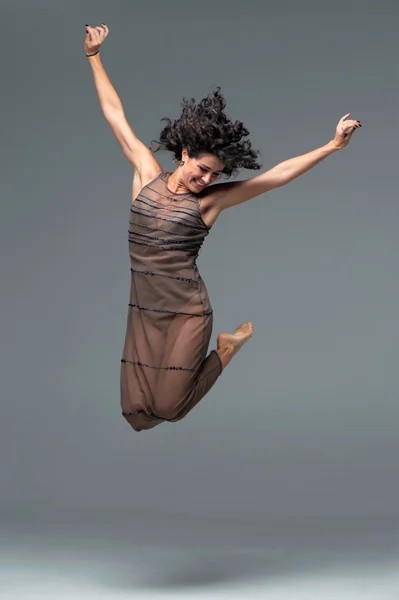 Menina atraente em vestido marrom — Fotografia de Stock