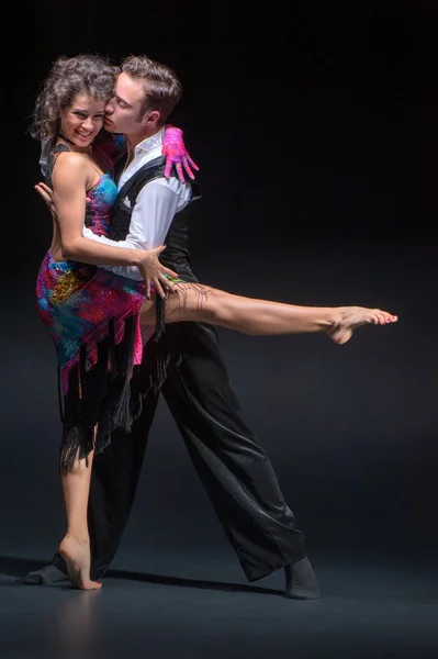 Young couple dancing — Stock Photo, Image