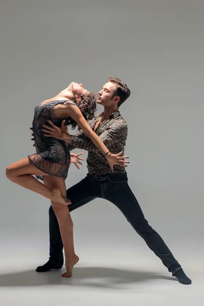 Jovem casal dançando — Fotografia de Stock