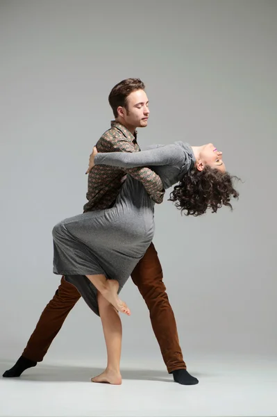 Pareja joven bailando —  Fotos de Stock