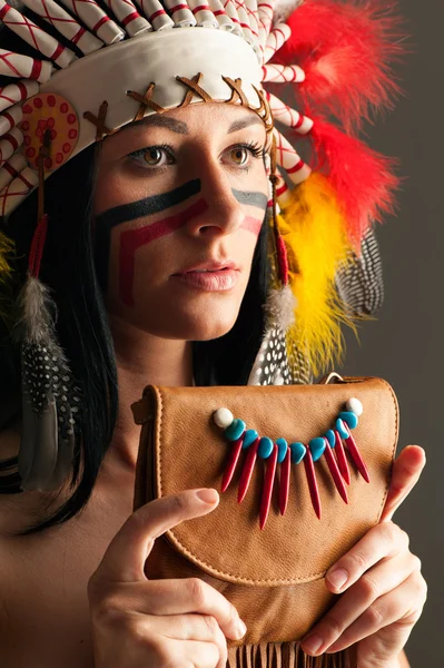 American Indian girl with bag — Stock Photo, Image