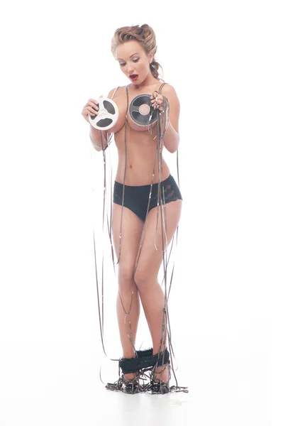 Attraktive nackte Frau, die mit einer Audio-Retro-Spule bedeckt ist — Stockfoto