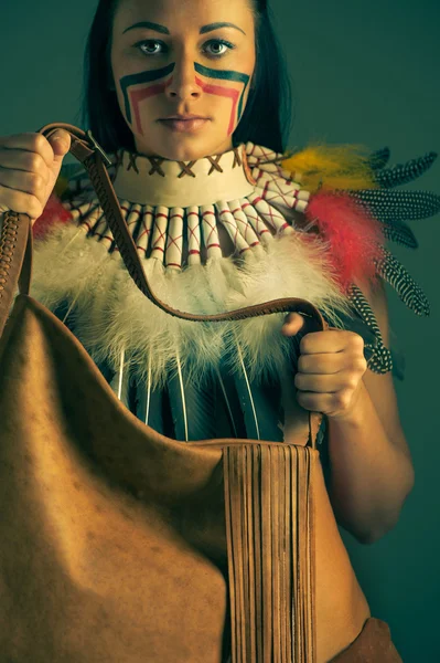 Indiánské děvče s taškou — Stock fotografie