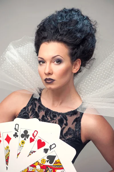 Giovane donna perfetta con carte da gioco — Foto Stock