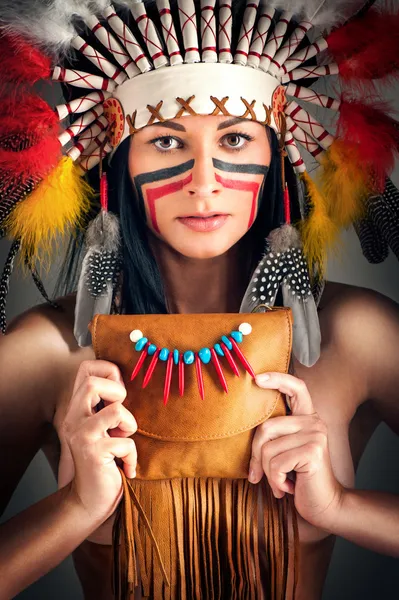 American Indian girl med väska — Stockfoto