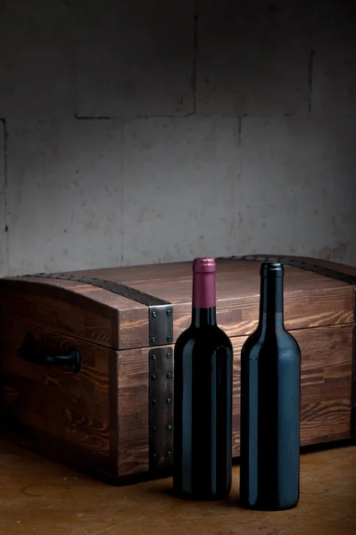 Şarap şişeleri ile ahşap olgusu — Stok fotoğraf