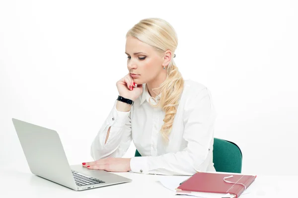 Young business woman using laptop — Stock Photo, Image