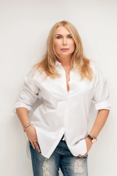 Bella donna in camicia bianca e jeans blu — Foto Stock
