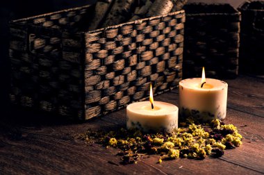 Kuru çiçek yaprakları ve mumlar