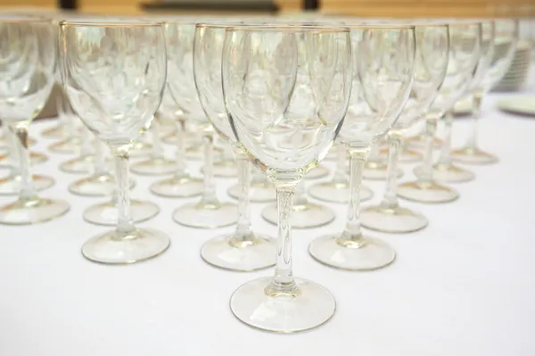 टेबलवर वाईन चष्मा — स्टॉक फोटो, इमेज