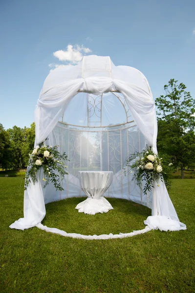 Bruiloft tent in park — Stockfoto