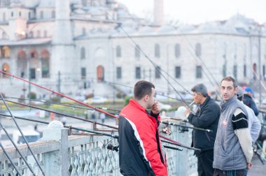 galata Köprüsü'nde balıkçılar