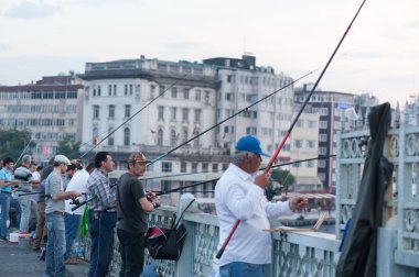 galata Köprüsü'nde balıkçılar