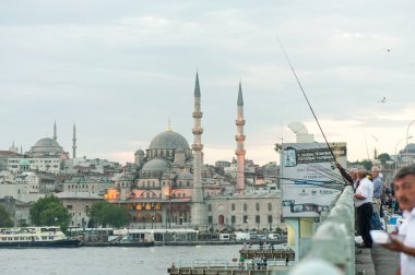 galata Köprüsü'nde balıkçılar