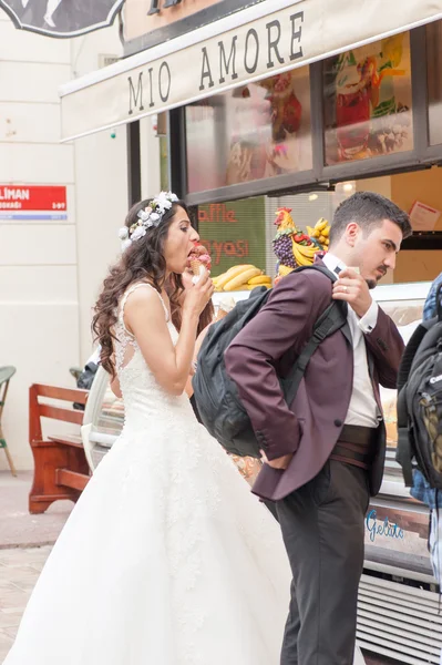 Bride with ice cream — Stock Photo, Image