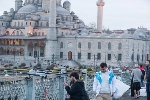 Pescadores en el puente de Galata — Foto de Stock