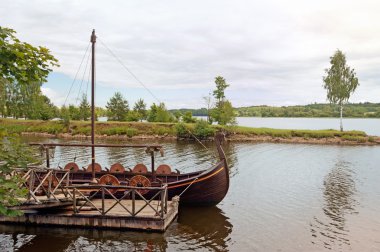 nehir iskele bir teknesi ile