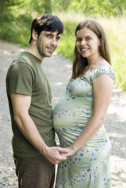怀孕夫妇 — 图库照片