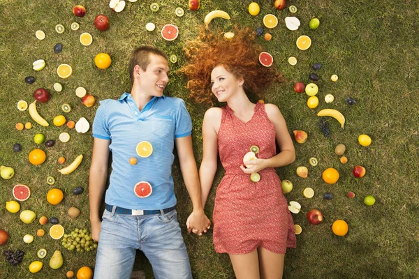Casal com frutas — Fotografia de Stock