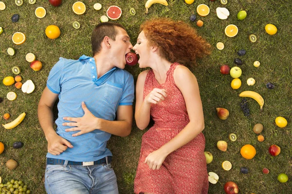 Casal com frutas — Fotografia de Stock