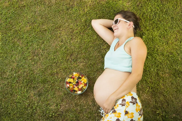 Gravid kvinna med frukt — Stockfoto