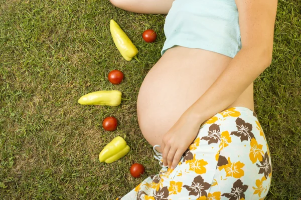 Gravid kvinna med grönsaker — Stockfoto