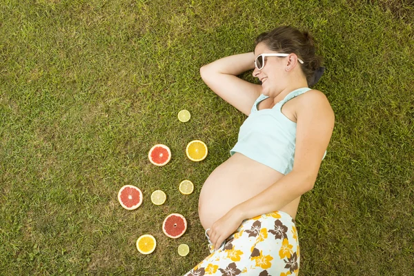 Kobieta w ciąży z owocami — Zdjęcie stockowe
