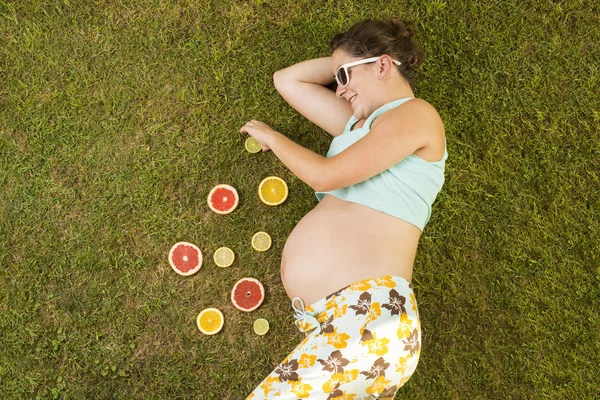 Mulher grávida com frutas — Fotografia de Stock