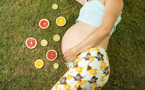 Donna incinta con frutta — Foto Stock