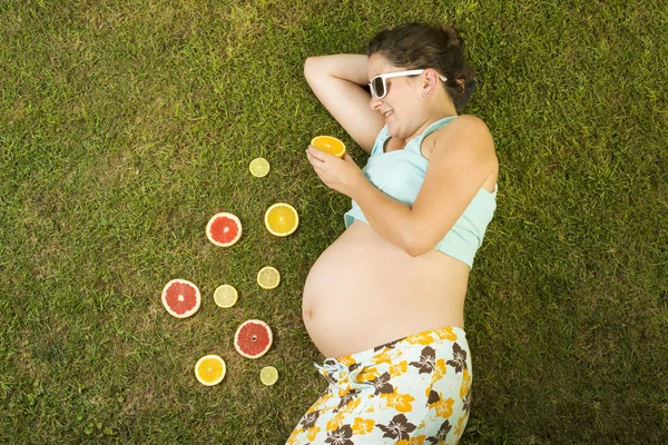 フルーツと妊娠中の女性 — ストック写真