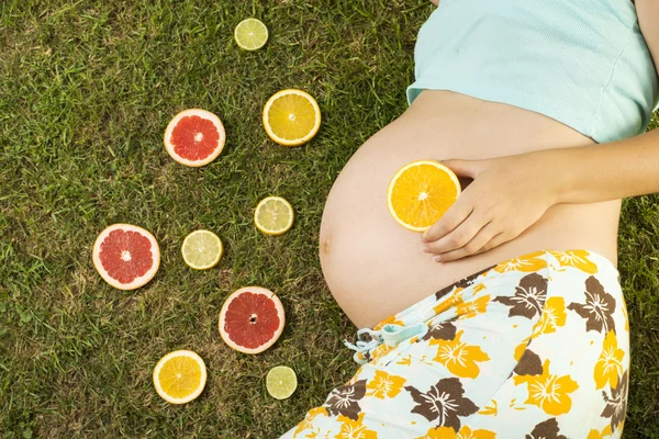 Zwangere vrouw met fruit — Stockfoto