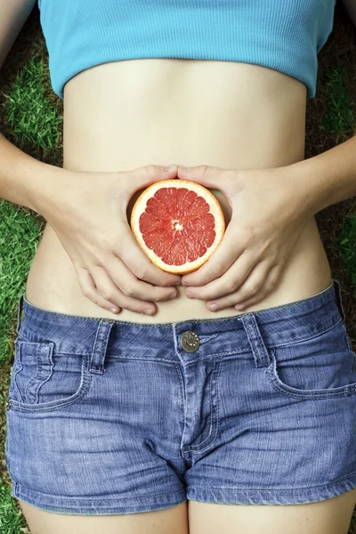 Meisje met fruit — Stockfoto