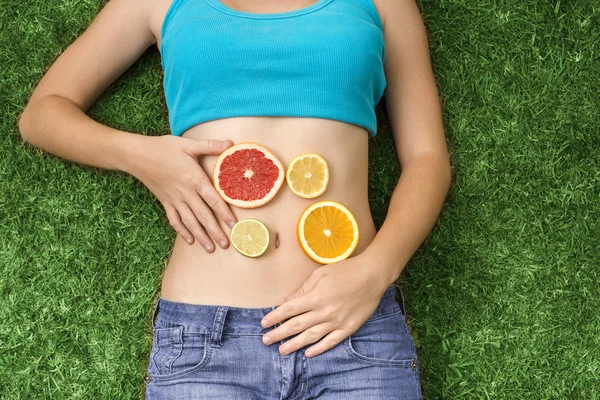 Meisje met fruit — Stockfoto