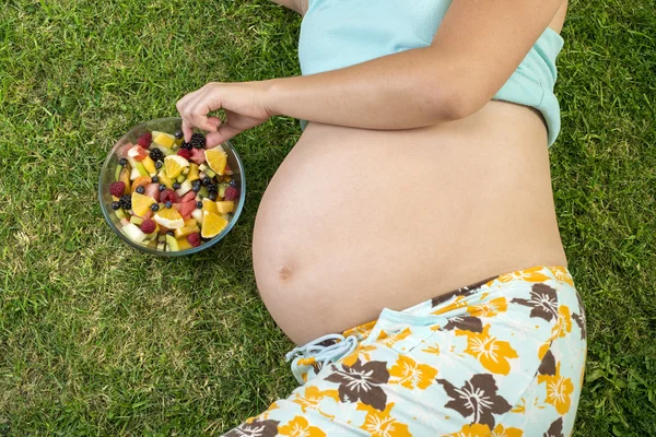 Femme enceinte avec des fruits — Photo