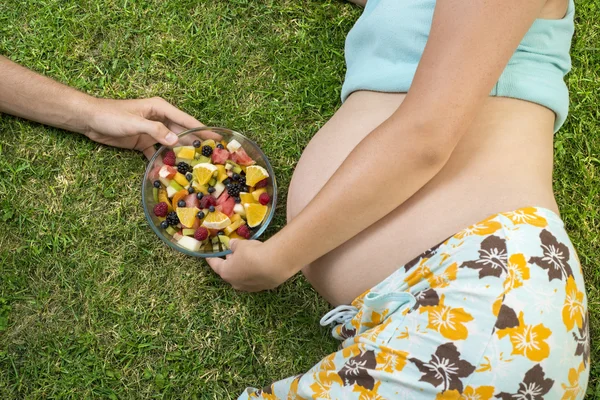Беременная женщина с фруктами — стоковое фото
